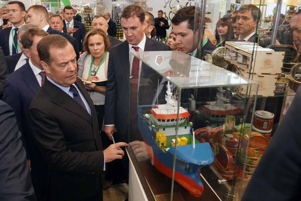 Дмитрию Медведеву был презентован проект судна типа МСТР (малый сейнер траулер рыболовный).