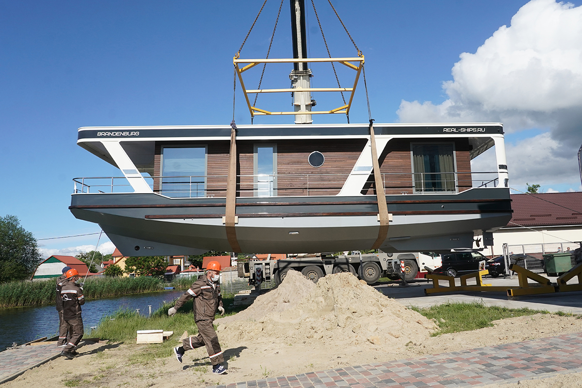 Спущен на воду первый плавучий дом, построенный в Калининградской области